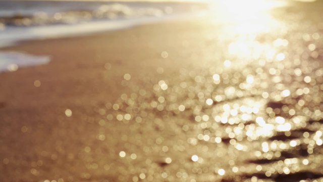 sable et vagues flous au coucher du soleil