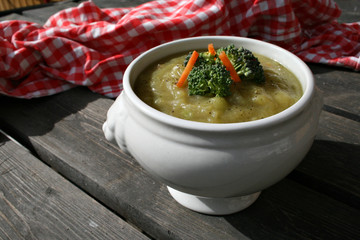 organic lifestyle kartoffel brokkoli suppe gemüse bayrisch gastwirtschaft bio-lebensmittel biergarten urban