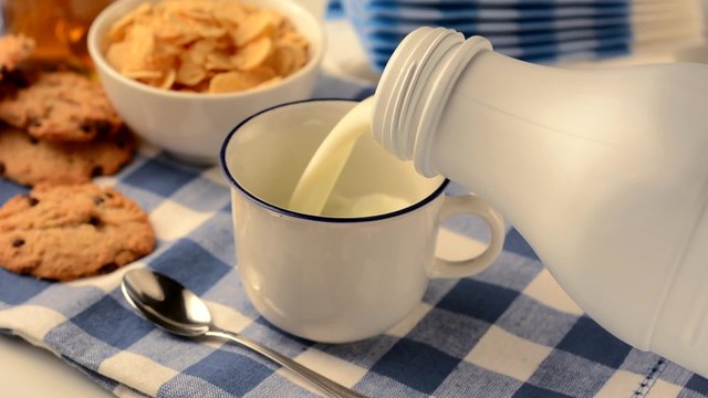 versare il latte fresco nella tazza