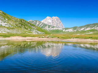 Fototapeta na wymiar Beautiful Gran Sasso mountain lake, Campo Imperatore, Italy