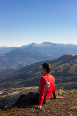 Naklejka premium Hiker hiking in the mountains on a sunny day.