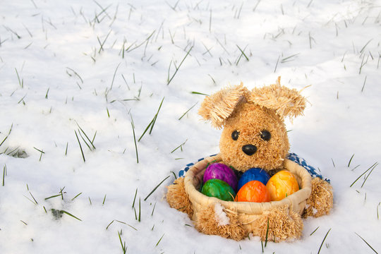 Osterkarte: Osterhase im Schnee mit Ostereiern