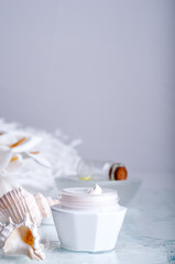Obraz na płótnie Canvas flower and jar of moisturizing face cream for spa treatment.