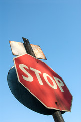 Stopschild vor blauem Himmel mit Platz für eigenen Text