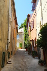 Malerische Gasse in Gassin, Côte d’Azur