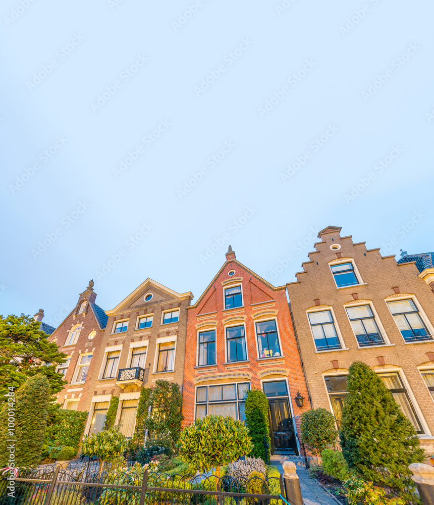 Sticker alkmaar, netherlands. beautiful night view of homes over canal