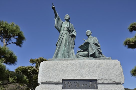 静岡県下田市柿崎弁天島にある吉田松陰と金子重輔の銅像です。題は