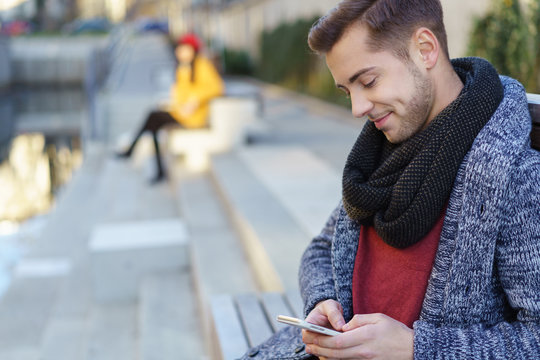 junger mann tippt eine nachricht auf seinem smartphone