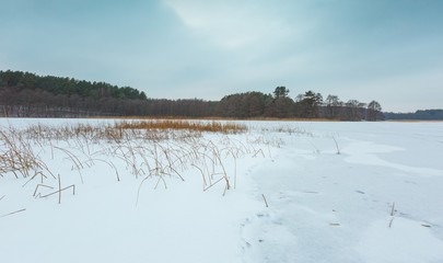 Fototapeta na wymiar Winter frozen lake landscape.