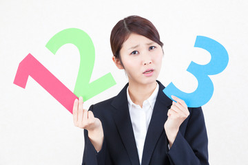 ビジネスウーマン　マイナンバー　社会保障・税番号制度 1,2,3 困惑 不安 