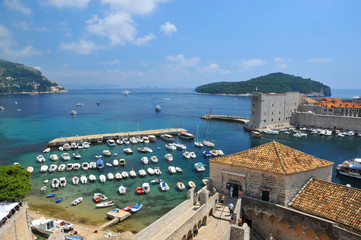 Fototapeta na wymiar Dubrovnik port and city walls