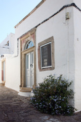Fototapeta na wymiar street in the old town of Patmos, Greece. 