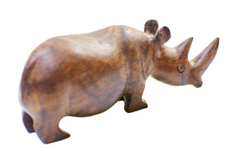 Sculpture de rhinocéros rhinocéros en bois brun sculpté isolé sur fond blanc