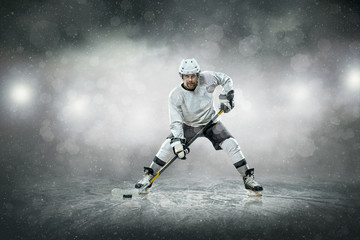 Obraz premium Ice hockey player on the ice, outdoors