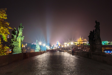Obraz premium Night view of illuminated Charles Bridge in Prague, Czech Republ