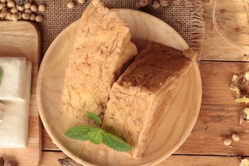 Tofu for cooking and soybean seed.