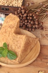 Tofu for cooking and soybean seed.