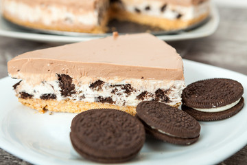 Creamy cheesecake with chocolate cookies and cream biscuits