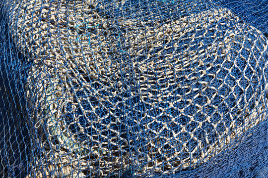 Redes de pesca en blanco y en azul.