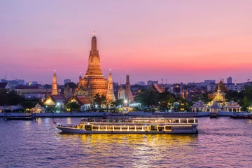 Foto op Aluminium Wat Arun en cruiseschip in nacht, de stad van Bangkok, Thailand © Southtownboy Studio