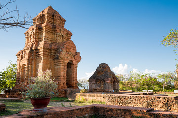 Fototapeta na wymiar Tempel Pagoden von Poshanu Cham in Vietnam