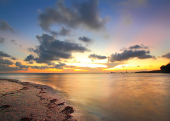 Obraz premium Sand beach and wave on sunset,Solf focus because of slow shutter