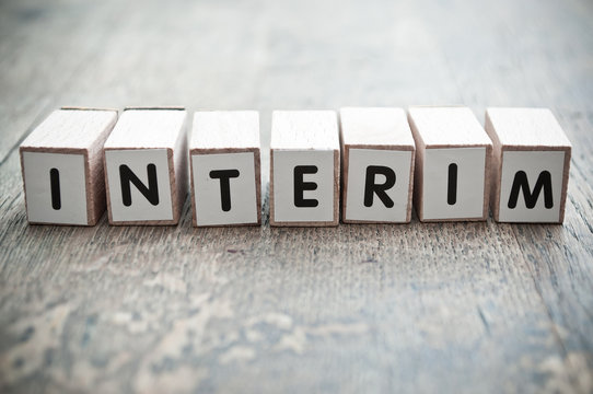 concept mot formé avec des lettres en bois - interim