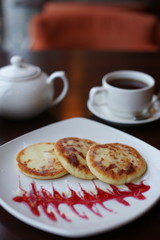 Завтрак с сырниками и чаем