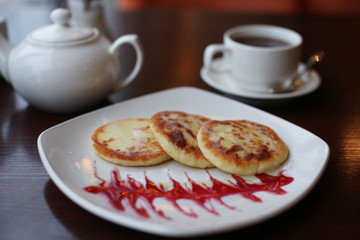 Завтрак с сырниками и чаем