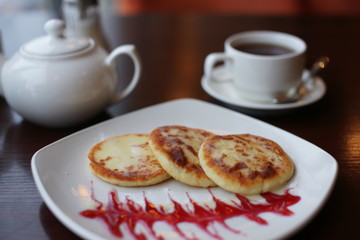 Завтрак с сырниками и чаем