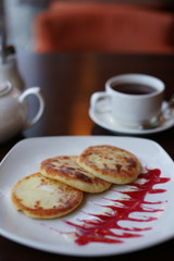 Завтрак с сырниками и чаем