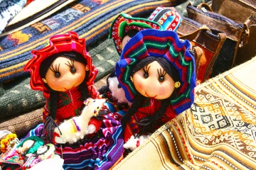 Poster Traditionelle Indianer-Puppen auf dem Markt von Chinchero / Sacred Valley of the Incas, Peru © andigia