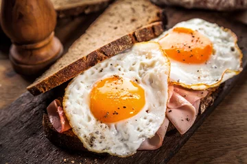 Fotobehang Spiegeleieren Gebakken eieren en ham als ontbijt