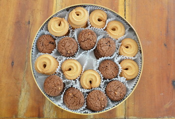 butter cookie in circle box