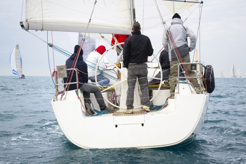 regata su una barca a vela nel mar mediterraneo