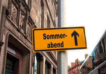 Fototapeta na wymiar Strassenschild 44 - Sommerabend