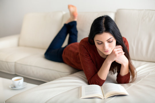 Sch&ouml;ne Frau beim Buch lesen