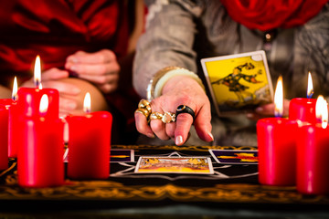 Hellseherin in Seance mit Tarotkarten