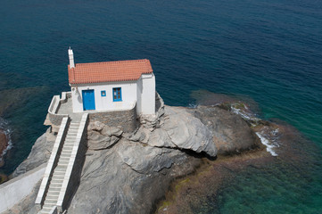 piccola chiesa in mezzo al mare