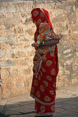 Inde, femme en sari à Bundi dans le Rajasthan