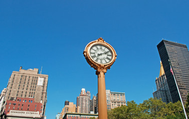 Fototapeta na wymiar L'orologio della Fifth Avenue, Quinta Strada, skyline, New York