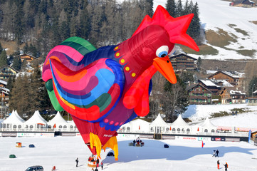 Naklejka premium Giant cock hot air balloon at Chateau d'Oex Festival