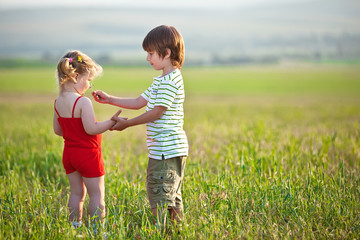 Fototapeta premium Happy kids in a green field 