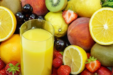 HalbierteFrüchte, Glas Orangensaft 