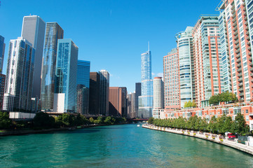 Fototapeta na wymiar Panoramica di Chicago, canale, crociera sul fiume, grattacieli, ponti mobili