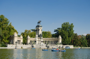 Fototapeta na wymiar Parco del Buon Retiro - Alfonso XII's Monument