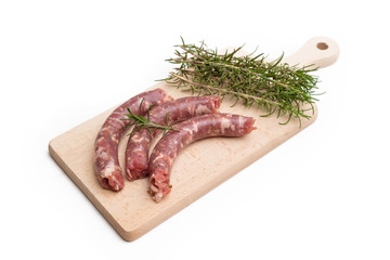 Salsicce fresche su tagliere