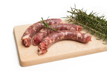 Salsicce fresche su tagliere