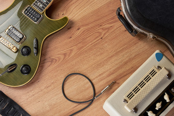 Naklejka premium Shot of guitar and amp on a wooden surface