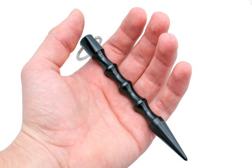 Kubotan in einer Männerhand